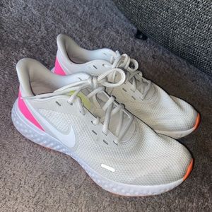 NIKE REVOLUTION 5